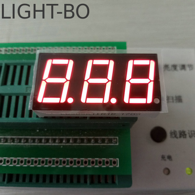 Tampilan digit numerik hitam dengan pemasangan lubang dan warna latar belakang