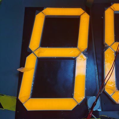 Harga yang bagus Layar LED 7 Segmen 16 Inci Ultra Terang Kuning Digit Tunggal Anoda Umum untuk Papan Reklame Besar on line