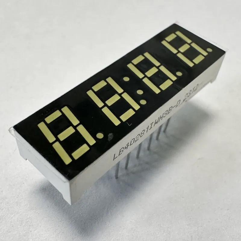 Layar LED putih 7mm 4 digit 7 segmen Anode umum untuk panel multimeter 0